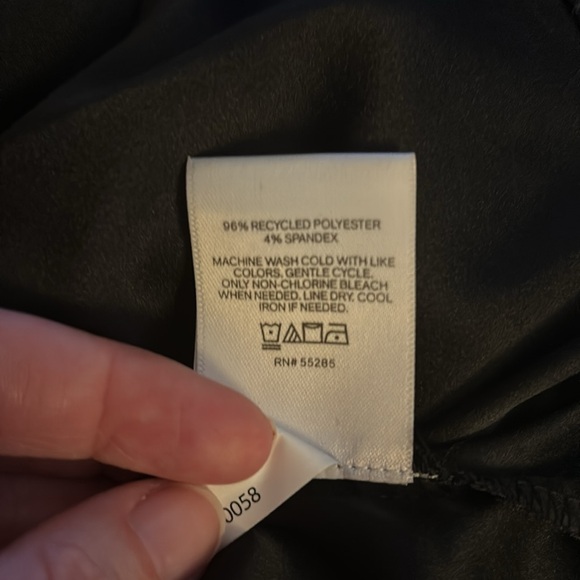 ☀️NWT☀️ Express Gramercy Black V-neck Top Sz XL - Picture 11 of 11